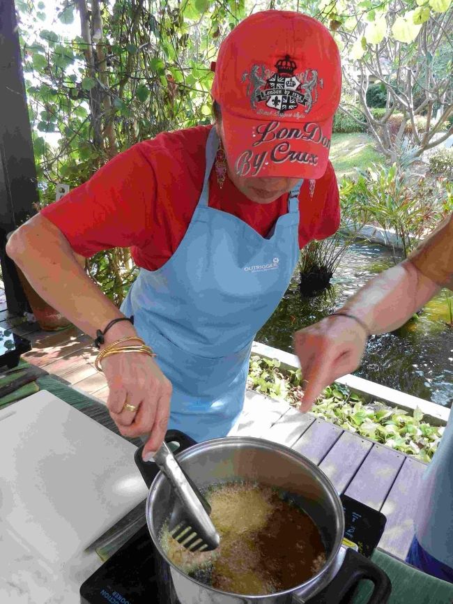 中温の油で揚げます。<br /><br />揚げ物はうちではあんまりしませんね。<br />