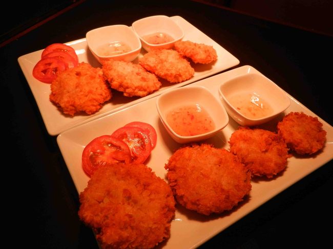 できあがり。<br />遠近法でこう見えるのではなく、だんだんサイズが大きくなってしまったトート・マン・グーン。<br />大きさは先生も直しようがないです。<br />甘いチリソースで食べます。