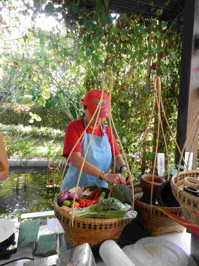 二品目。<br />トム･カー･ガイ　Tom Kha Gai　鶏肉のココナッツスープ。<br /><br />エシャロット、エリンギ、チェリートマトを先生の指示でかごから取っているところ。