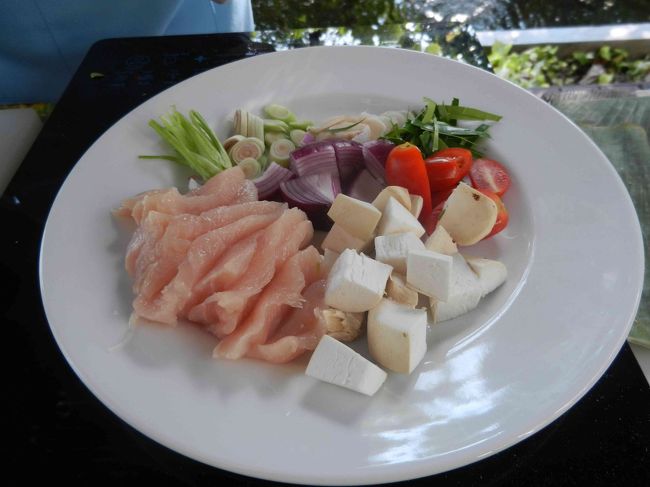 スープの材料。<br />ハーブは、ガランガル、レモングラス、カフィアライムの葉、コリアンダーの根を使います。コリアンダーの根は包丁でつぶします。<br /><br />けっこう具がいっぱい。