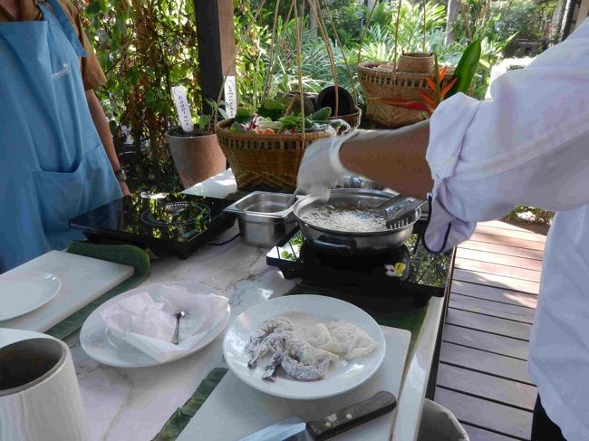 三品目、メインのシーフードのガーリックペッパー。<br />タレー・トート・クラティアム・プリッ・タイ　Talay Thord Krathiam Prik Thai。<br /><br />えび、いか、魚の切り身を小麦粉につけて揚げます。<br />先生がしてくれてラクチン。