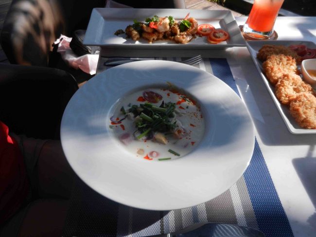 先に作っていたスープなどは保温してくれていました。まだ熱々。<br /><br />途中、盛り付けたスープはどうなるんだろうとちょっと心配でした。（アシスタントの女性に聞きました。）