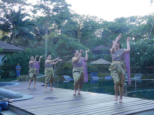 引き続いて17：30からSunset Ceremony　と書いてあったのがこの踊りのようです。