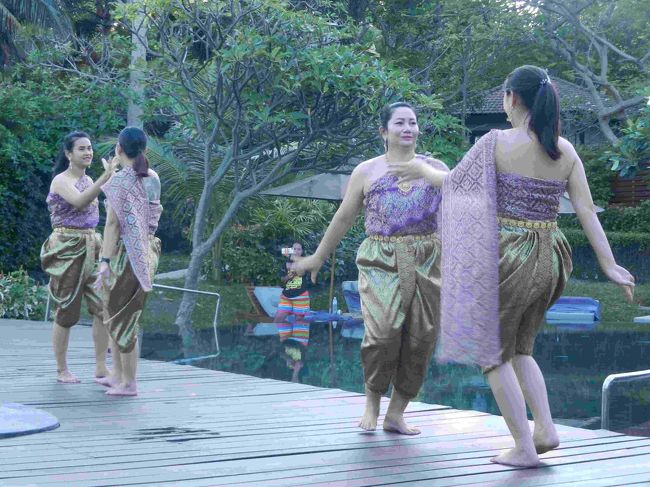 ホテルのスタッフが踊っていました。<br />次の日スパに行ったら右から２番目の彼女がいたので（スパのマネージャーかな）、きのう素敵でしたよって言ったら、ちょっと照れくさそうにしてました。<br /><br />みんなかわいいので、あとでみんなと写真を撮りました。