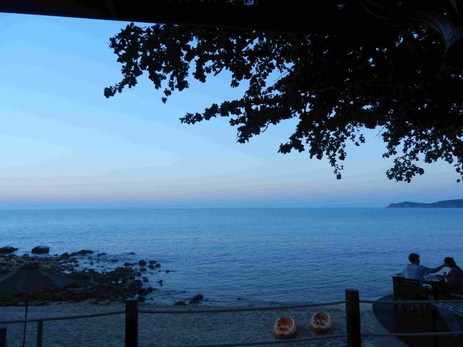 そのあとは、引き続きハッピーアワーに突入。<br />カクテルを飲んで海を眺めるひととき。