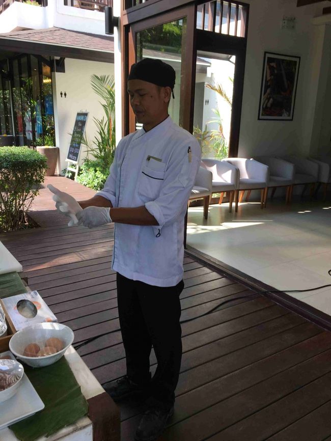 先生、Sawaeng Sumaluさんです。<br /><br />先生はシェフ帽。