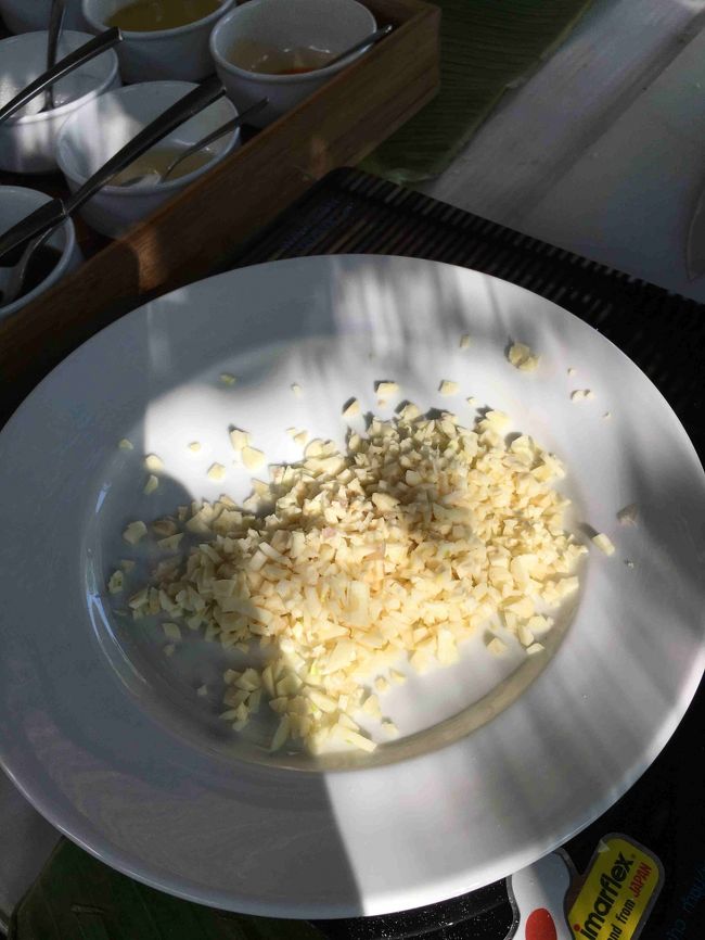 にんにくのみじん切りできあがり。<br />これを二つの料理に使います。