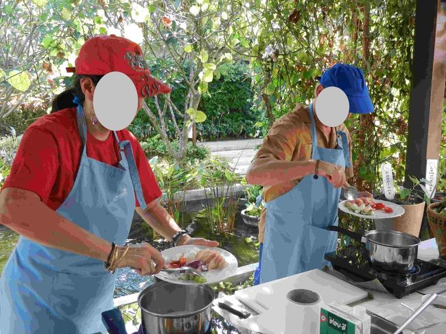 ココナッツミルクとスープストックを入れた鍋に鶏肉とトマト以外の材料を入れて、3分くらい煮ます。そのあと鶏肉とトマトを入れて、鶏肉に火が通るまで数分煮ます。<br /><br />火が通ったらフィッシュソース、砂糖、ライムジュースで味付けます。