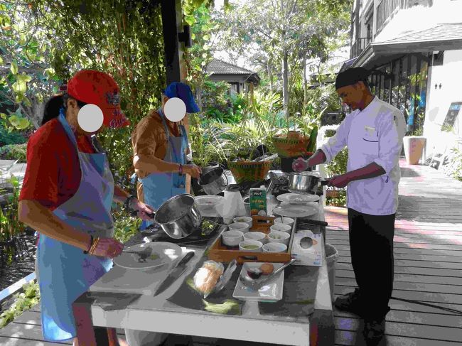 スープ皿に盛り付けて、コリアンダーの葉とチリオイルを垂らして飾りつけます。