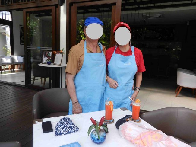 料理の前に記念撮影。<br /><br />南の国だとどこに行くにも帽子。<br />かぶっててよかった。<br />髪の毛が落ちないように髪をまとめる必要がありました。<br /><br />エプロンはクッキングスクールのものです。<br />