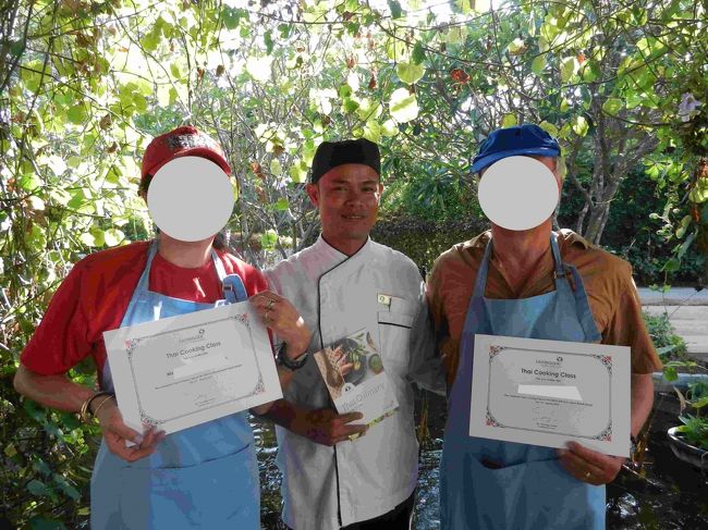 これで三品の料理ができあがりました。意外と早くできあがりました。<br /><br />先生から修了証をもらい記念撮影です。