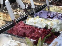 Gelateria Dondoli

世界のアイスクリーム作りの大会で何度も優勝したことのあるアイス屋だというので、すごい観光客が詰め掛けていました。
バラエティにも富んでいるし、おいしかったです。