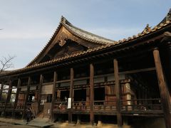 麓に戻って少し歩くと 通称「千畳閣」とも呼ばれている豊国神社に到着。

中は広大で、畳867畳分の広さのため、この名で親しまれています。

豊臣秀吉が武士の鎮魂のために供養堂の建設を命じたのですが、完成を待たずして死去したため、未完成で今に至るとのこと。