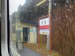 吹越駅です。車掌さんは右へ左へ前へ後ろへ駅に着くごとに乗客の切符回収に忙しそうでした。
この駅から次の駅までは海辺すぐの低地を走ります。津波が来たら終わりだけど、北海道と津軽＆下北半島に守られてて大丈夫なのかも。