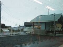 青森県の種差海岸駅です。2002年に種差駅から名称変更をしました。海岸は駅につく前の辺りで少し見えました。