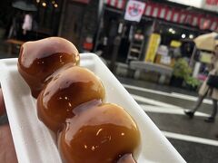 もうダメ。
一瞬豪雨になって限界を感じたので
雨宿りついでに 食べたいと思っていたみたらし団子を。
あっつあつで、ふわっふわで おいしかった～。
