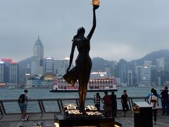 香港映画賞のトロフィーを掲げる「映画の女神」像。