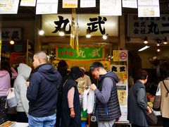 でも、食べたいものは食べちゃうよ。まずは有名な玉子焼きじゃー。
◆丸武
https://www.tsukiji-marutake.com/
食べ歩き用に小さく作ってくれてて嬉しい。そして、おいしー。