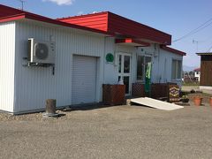 あすなろファーミングさんでソフトクリームを頂きましょう！
農薬や化学肥料を一切使わないリサイクル農業で、牛にはストレスのかからない放牧を行い、飼料も国内飼料で遺伝子組み換え作物を使わない自然生態系の管理をしているそうです。
牛乳はノンホモ、低温殺菌で６３℃３０分で処理しており、
その牛乳作ったソフトクリームが食べられるのです。