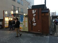 さあ、晩御飯は全くのノープラン。
北の屋台をぶらぶらするも、空いてるお店は一軒もなし。