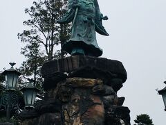 兼六園の真ん中に建つ、日本武尊像(やまとたけるのみこと、またの名を金仏(かねぶつ)様)。西南戦争の戦死者を慰霊するために建てられました。大きい。。。

所々でカメラを構え、野鳥を撮影している方を見かけました。皆さんそれぞれの楽しみ方があるんですね。