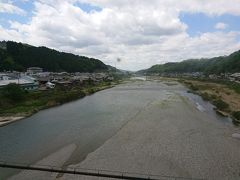  大和上市駅を過ぎて吉野川を渡ると吉野はもうすぐです。