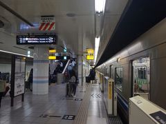 　博多駅から地下鉄に乗って、福岡空港駅に移動です。
　大改修中の国内線ターミナルに、先月3月28日、新しい改札口と「地下鉄アクセスホール」がオープン。ただでさえ市街地からアクセス良好な福岡空港が、さらに便利になったというので訪ねてみました。
