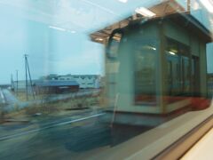 陸中八木駅です。海のそばにあり、津波でこの駅に留置されていた保線車両が転覆脱線。ホーム、フェンス、駅名標、線路、バラスト等々が被害を受けました。
ココと隣駅の有家駅あたりが八戸線内で大きな被害を受けた駅でした。