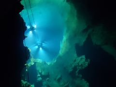 地底湖の一つ
水の透明度がハンパなく高いそうです
青の洞窟とは違って、人工的な光によるキレイさ、にはいろいろ思うことがありますが、そうすることで透明度の高さも分かるんだしね
これはこれでいいだろうな