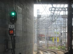 およそ１分の停車時間ののち定刻１３時１６分に横浜駅を出発しました。
出発信号機の下には「快」の種別表示が点灯。