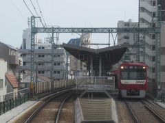 戸部駅。＜ＫＫ３８＞
上り普通電車が停車中。