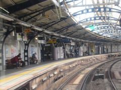 急カーブの日ノ出町駅をゆっくりと通過します。＜ＫＫ３９＞