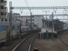 黄金町駅　通過。＜ＫＫ４０＞
以前は急行停車駅だった黄金町駅も今では普通電車のみが停まる駅に格下げされてしまいました。
