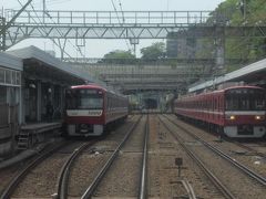 待避線のある南太田駅。＜ＫＫ４１＞
普通電車を待たせて通過します。