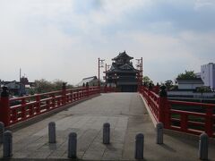 古城跡公園を抜けて赤い橋を渡ると目的地の清洲城へ到着。

駅からだいたい15分くらいの道のりでした。
