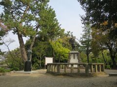 橋を戻って織田信長公と濃姫の像がある清洲公園に来ました。

現在は清洲古城跡公園との間を新幹線と東海道線に分断されてますがここも清洲城の跡地です。

