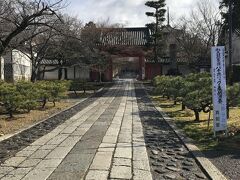 京都駅に着いたときには雪が薄ら積もっていたので、雪の景色が美しい真如堂へ向かいました。残念ながら雪の量が少なく、積もっていませんでしたが、お庭が綺麗でした。