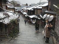 朝起きて外が白かったので、急いで金閣寺行きのバス停に向かったら、8時だというのにすでに長蛇の列。雪の金閣寺は諦めて清水寺へ。
写真ではあまり積もっていませんが、ついてすぐの清水坂は真っ白でした。とにかく深々と寒かったです。お土産屋さんでバイト中の後輩に会いに行ってから三年坂や二年坂をぶらぶら。薬局やスタバができてて驚きました。