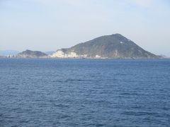 ほどなく三重県の神島が近づいてきます。
この約２時間後、名古屋港に入港し、下船して名港中央ＩＣへ向かいます。