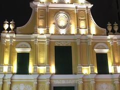 こちらは聖ドミニコ教会。夜なので中には入れないですがライトアップがなかなか良い感じです。さっきの大聖堂も、こちらも、両方世界遺産出そうです。ちょっと歩くだけで世界遺産が見つかりすぎです