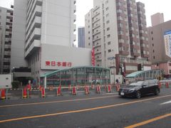 この駅も迷路です。平面図がないので　出口？？