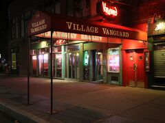 いくつもの伝説を生み出した老舗ジャズクラブ、ヴィレッジヴァンガード。月曜日は専属ビッグバンドの公演日で、20:30の回は早々に売り切れてしまったので22:30からの回を予約しました。