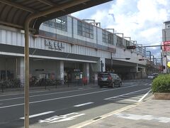 列車で曽根駅へ。駅の改札を出て横断歩道を渡った所にあるバス停へ。