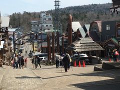 阿寒湖アイヌコタンにやってきました。
民芸品のお店などが並びます。
ムックリの音（小さいころ怖かった）
が鳴っています。