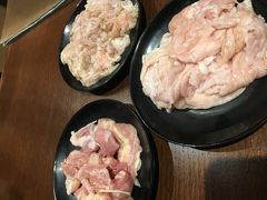 本日の晩御飯は有名な北見焼肉！
１５分ほど歩いて
まる笑４条店さんで頂きます。
塩ホルモン、ホルモン、鳥小肉。