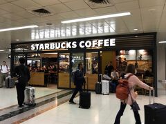 成田空港駅で切符の発券を済ませ、駅改札出てすぐのところにスタバがあったので、ちょっと寄ってきました(笑)

ここのスタバは、成田空港駅出てすぐなので、とても多くの外国人の方がいた印象でした。

ここの店員さんに、「いつもご利用ありがとうございます」と言われましたが、初訪問なので、びっくりしました(汗)