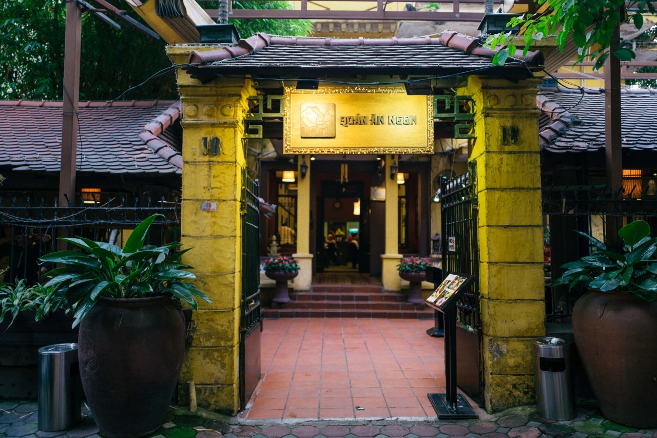 iBiero Craft Beer Stationでビール飲んでほろ酔い気分ですぐ近くのベトナム料理の有名レストランである「Quán Ăn Ngon」に行ってみた。夕方だったのでまだそれほど混んでいなかったが、予約した方が安全そうな店だ。
