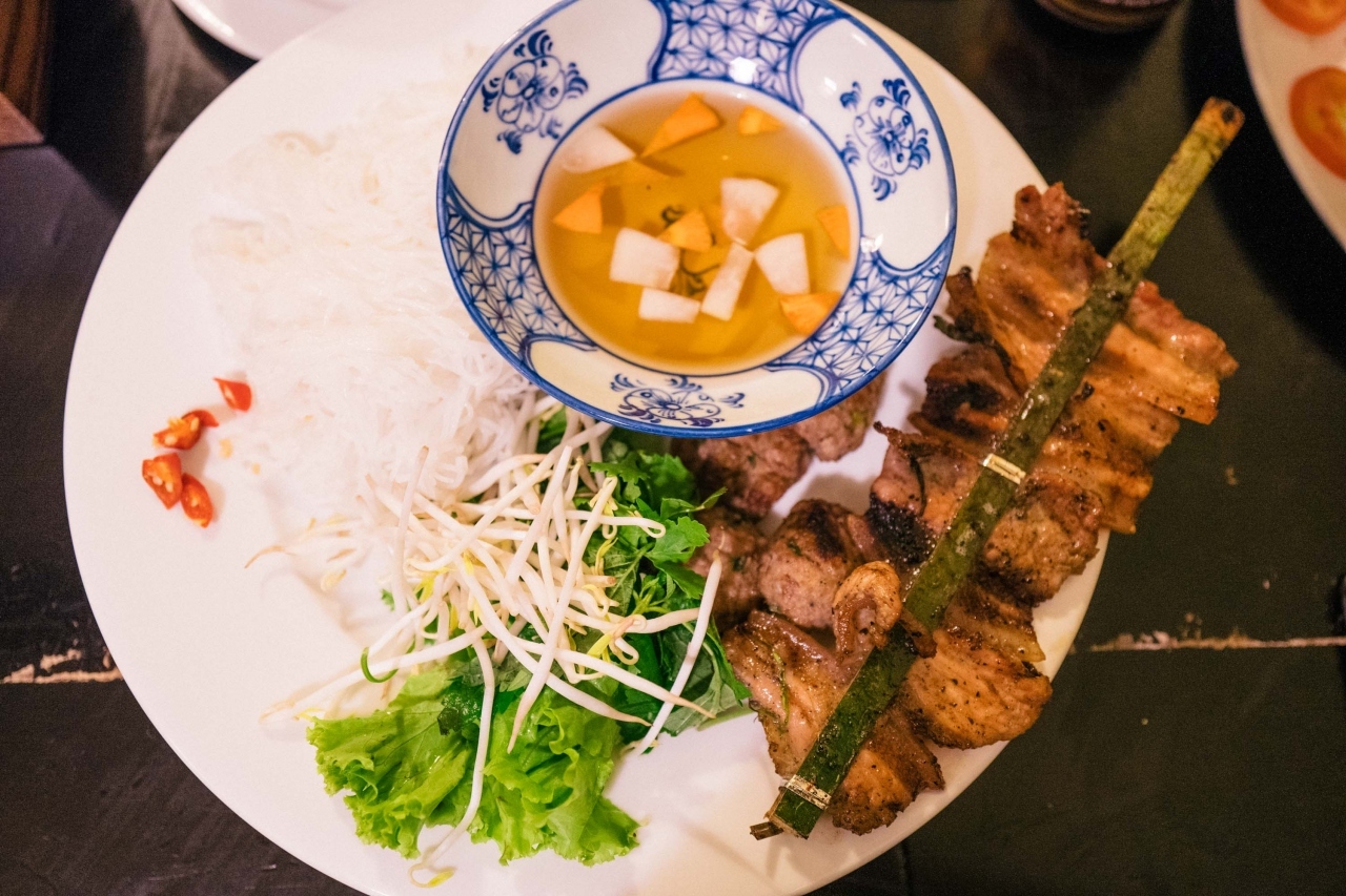 僕が頼んだのはハノイといえばということで、ブンチャーというつけ麺料理。米麺をつけだれにつけて食べるのだが、この炭火で焼いた豚肉がいいアクセントになっているのです。全体的に甘めな味付けがハノイスタイルという感じ。