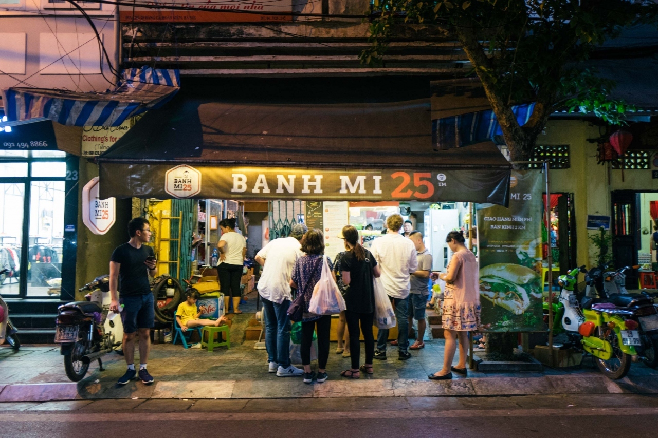 クラフトビールのお店をでてふらふらっと何か食べようかと思ってたどり着いたのはバインミー屋さん。「Bánh Mì 25」は旅行者にも人気のお店みたいだが、地元の人でも賑わっていた。スタンド的なお店かと思いきや、通りをはさんで反対側にはカフェっぽいところがあって、そこでゆっくりと食べることができる。