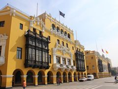 周りの黄色い建物が印象的なアルマス広場に到着。